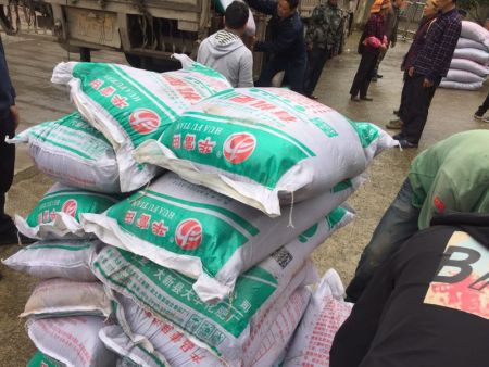 化(huà)肥減量增效項目--機(jī)肥發放(fàng)現(xiàn)場(chǎng) 化(huà)肥減量增效項目--機(jī)肥發放(fàng)現(xiàn)場(chǎng)